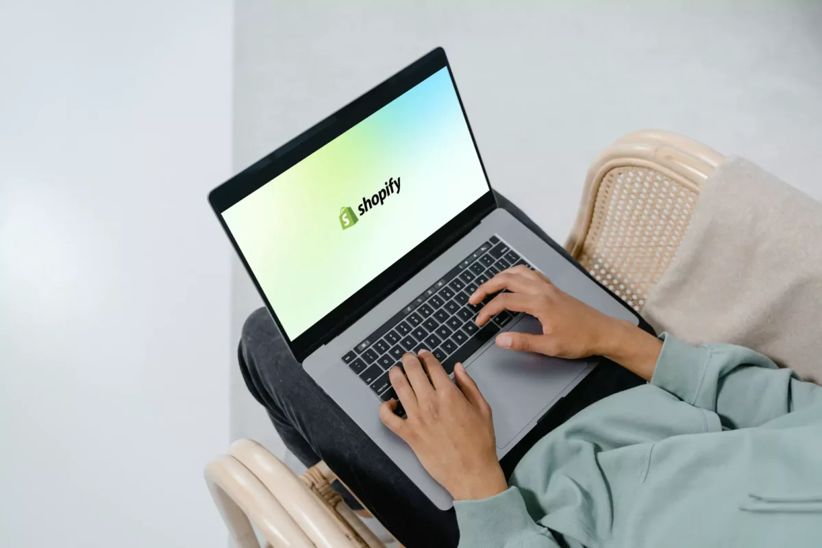 Shopify kargo seçenekleri hakkında bilgileri anlatan görsel.